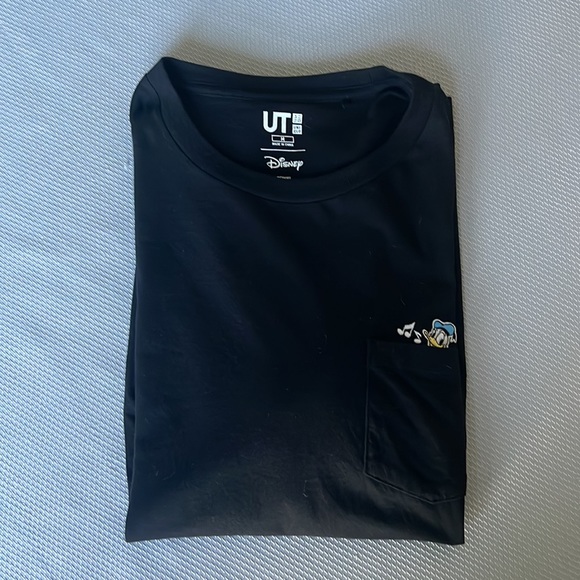 Uniqlo x Disney Donald Duck Unisex Tee Black Size Medium with side pocket - Picture 3 of 11